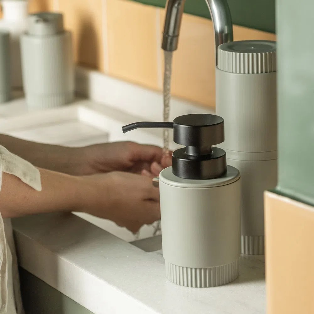 Jabonera Con Dosificador Dorica Verde Salvia C/Negro 300 Ml