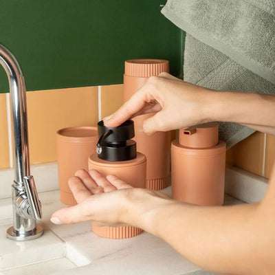 Jabonera Con Dosificador Dorica Naranja C/Negro 300 Ml